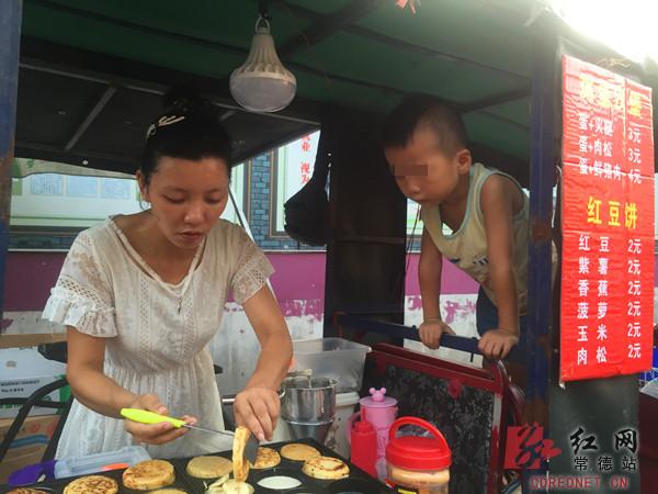 湖南“红豆饼母亲”带着自闭症儿子摆摊卖饼