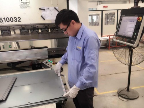 《新匠心》之巨立电梯数控折弯工