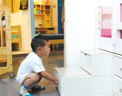 家长在选购儿童家具时要以安全和环保为先。新京报记者王远征摄