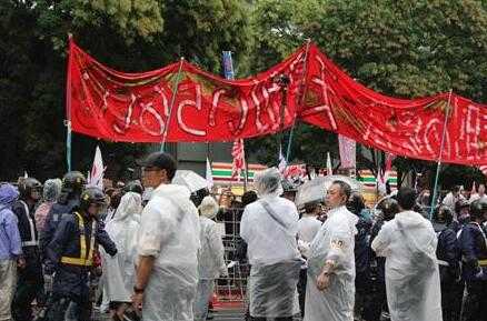 日本战败日：反天皇制团体与右翼在靖国神社前对骂