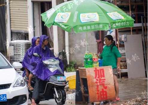 武汉村民在家门口卖“瓶装”汽油 警方查获23瓶