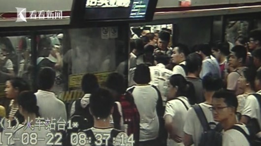 上海1号线乘客被卡站台缝隙 路人自发挡车门