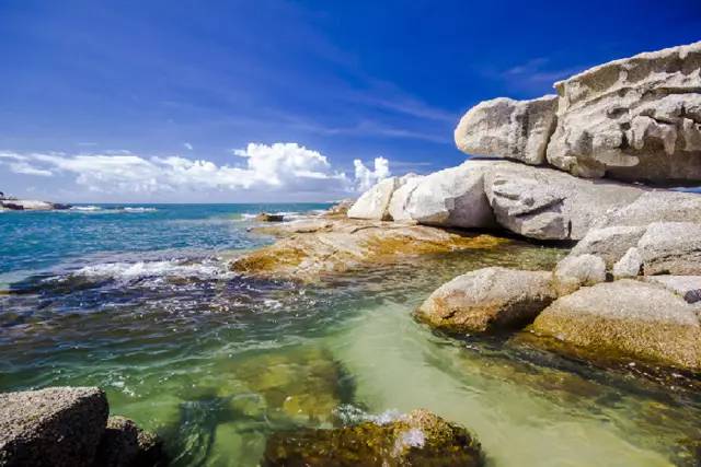 汕尾遮浪岛 登临遮浪岛,远眺大海,水天一色;近观白沙湖,澄静如镜.