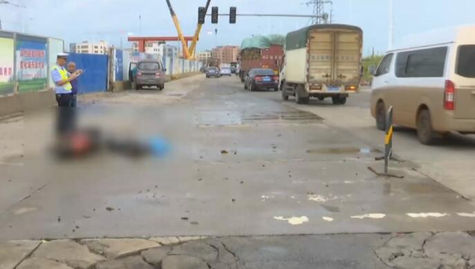 暴雨后路面积水浮出女尸 疑遇交通事故无人目击(组图) - 1