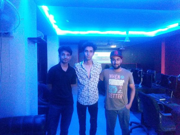 TI5冠军SumaiL视察巴基斯坦网吧 并感谢老板赊