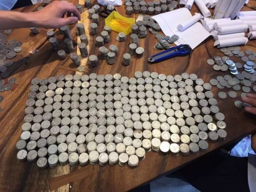 河南:男子拉1000斤硬币买房 工作人员数钱数到