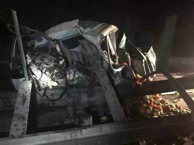 宁波高速凌晨发生车祸 司机当场身亡