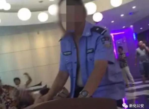 湖南新化：一保安经理在娱乐场所穿协警服佩警衔