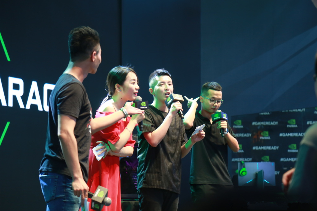 LOL柚子与水友合影 翻开微博才发现骂了自己