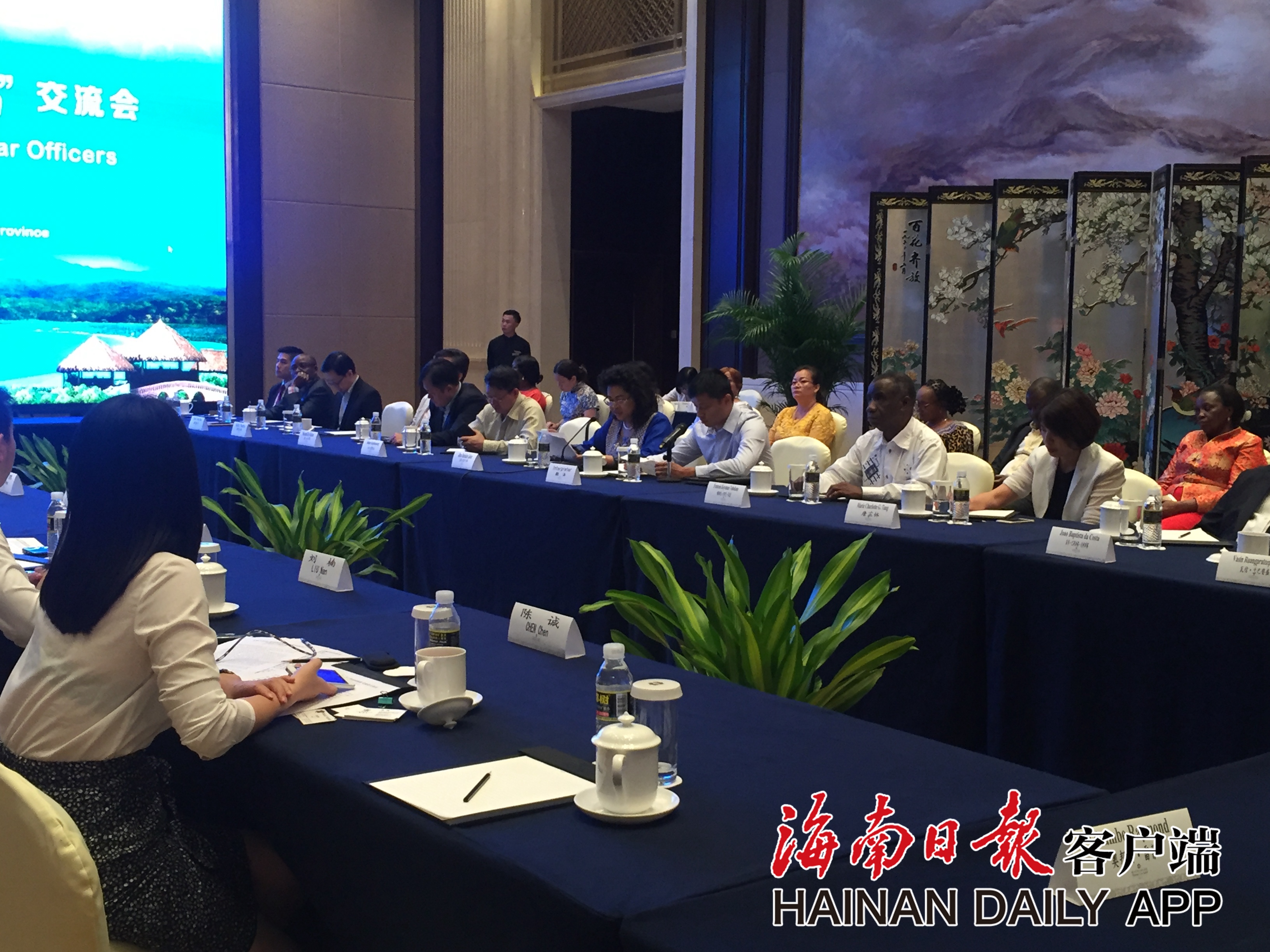 刘赐贵沈晓明于迅会见21国驻广州总领事馆代