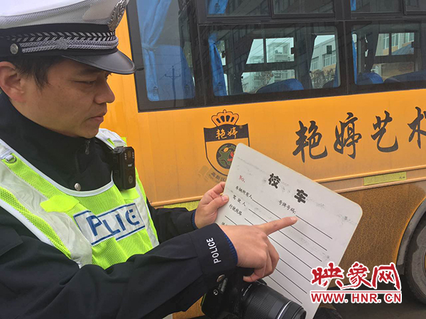 郑州警方查处两辆黑校车 无资质司机被罚3000