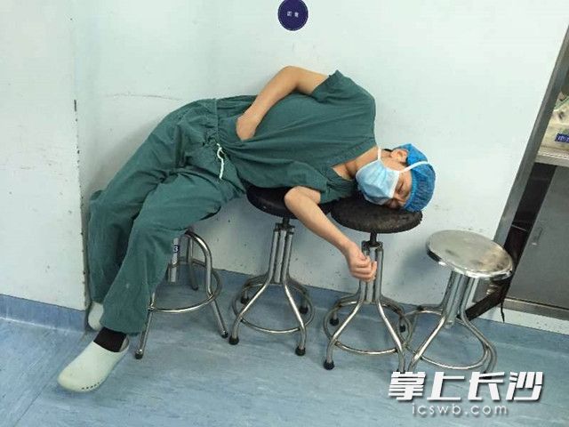 浏阳医生"神"睡姿被疯传 网友看了心疼得想哭