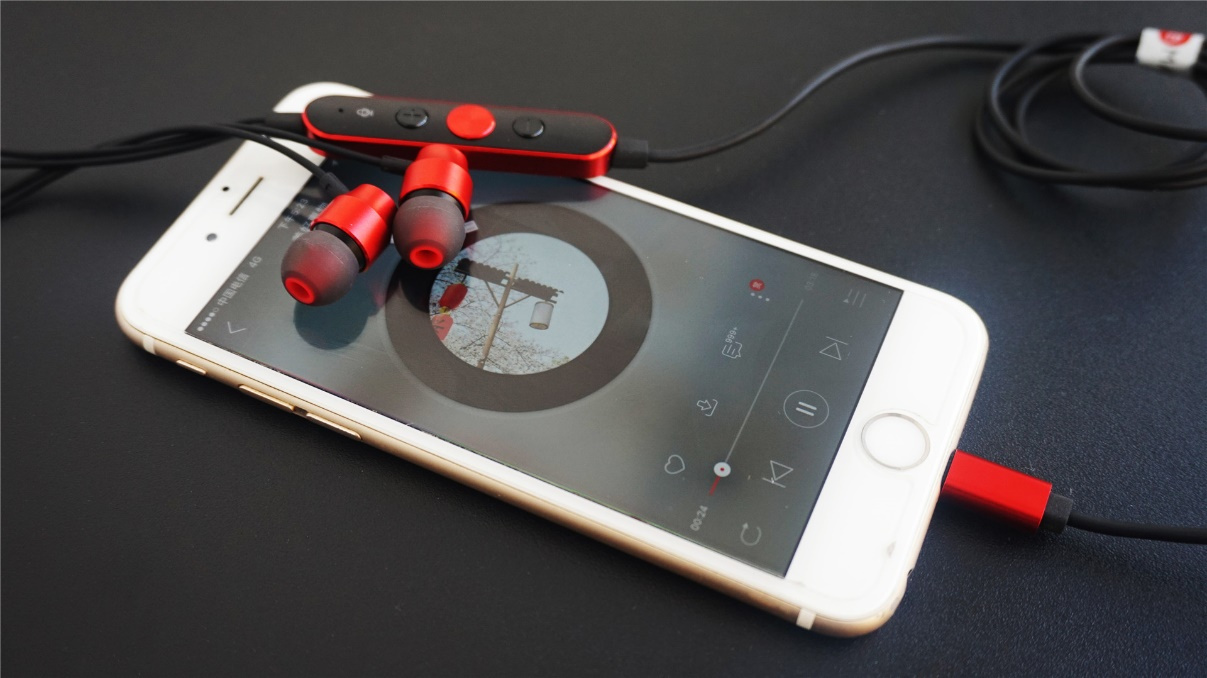 苹果入耳式耳机 dB MAGIX与iPhone8完美结合