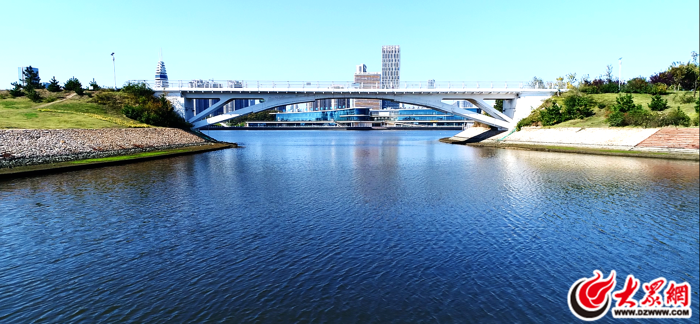 海水通过跨海桥逶迤而来