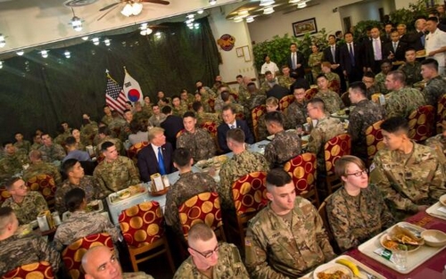 特朗普放弃高档午餐宴请 和驻韩美军一起吃饼