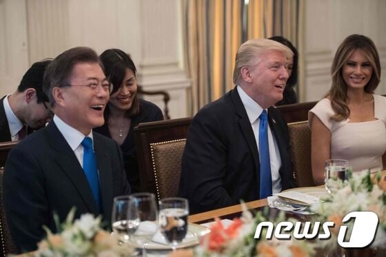 韩总统国宴举杯敬特朗普 特朗普回礼斟满了可乐