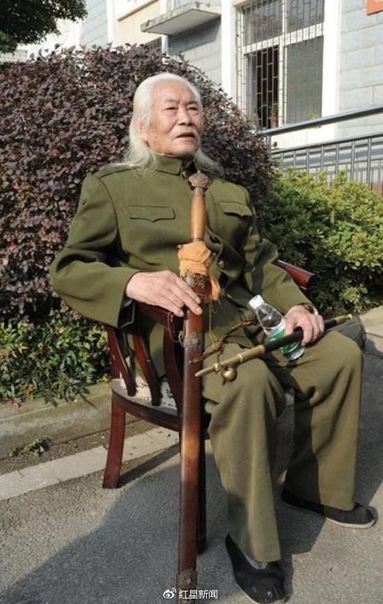 老人携35万现金仗剑寻战友引发舆论关注图据北京青年报