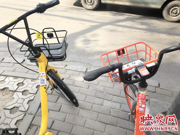 郑州少数共享单车被贴上广告二维码 扫码骑车