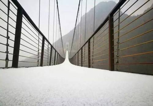 郑州伏羲山旅游区喜迎今冬首场降雪（组图）