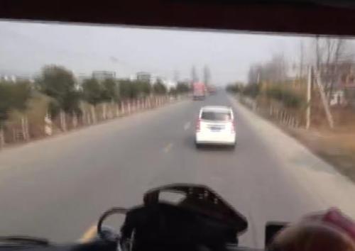 阜阳一面包车故意阻挡消防车 司机被行拘8日