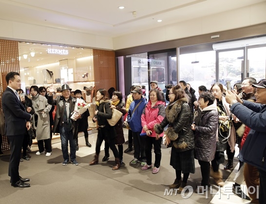 韩国免税店举花束欢迎中国游客：9个月 可盼来了！