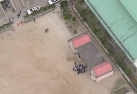 美军直升机飞过日本小学上空 玻璃从天降致1儿童受伤