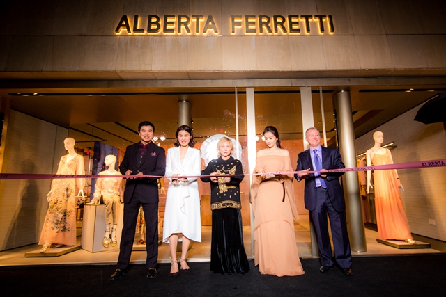 品牌设计师Alberta Ferretti女士与意大利上海领事馆总领事Stefano Beltrame先生、日清集团总裁朱若茜女士、上海商城总经理Byron Kan先生、中国著名气质女星刘涛等为Alberta Ferretti中国首家旗舰店开幕剪彩