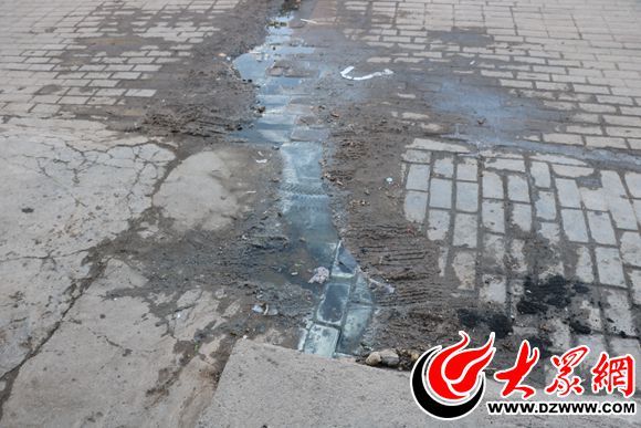 菏泽一路口下水道堵塞致路面结冰社区称将尽快疏通