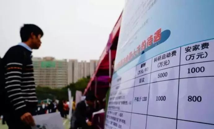 贫困生人均年收入_贫困生的人均月收入(3)