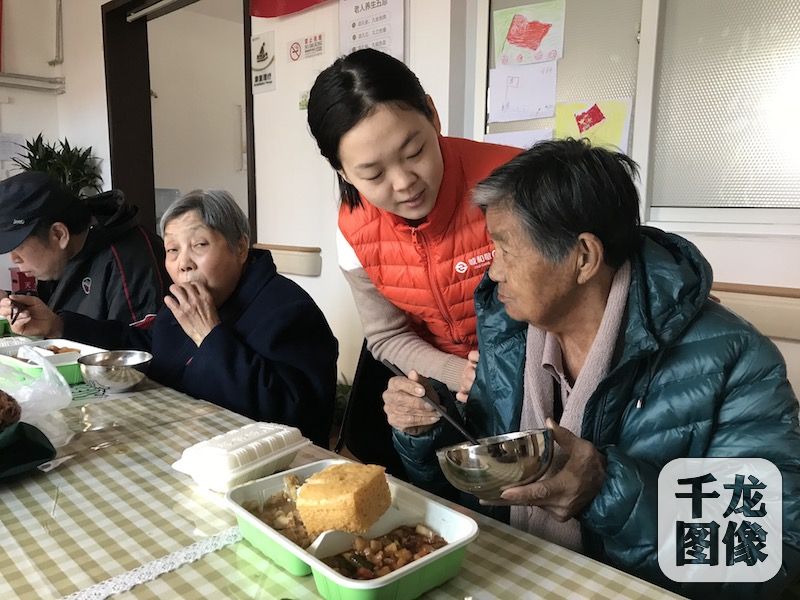 位于石景山古城公园旁的诚和敬公园北养老驿站自今年8月运行以来，短短几个月通过工作人员的充满爱心的养老服务，赢得了老人们的信任和赞赏，成为社区老人们第二个家。图为公园北驿站工作人员康铭珠（图右二）与正在用餐的老人聊天。千龙网记者秦胜南摄