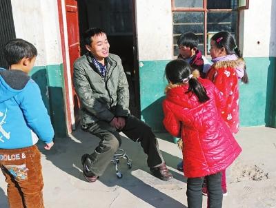 乡村教师患肌无力 妻子坚持6年背他上讲台