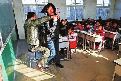 乡村教师患肌无力 妻子坚持6年背他上讲台