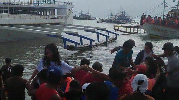 菲律宾倾覆渡轮已救起252人 5人死亡