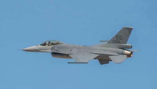 台军升级版F-16V出厂测试 扬言解放军不敢再绕台