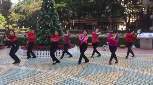 大爷大妈都在绝地求生摇 你还不来杰拉网咖吃