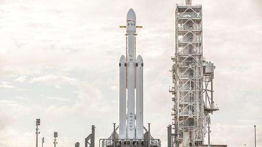 推力2500吨！美SpaceX公司将发射猎鹰重型火箭