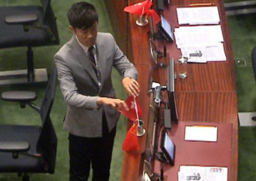 “港独”议员侮辱国旗，被香港理工大学逐出教师队伍