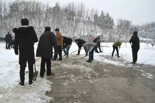 天瑞旅游集团积极组织员工除雪确保道路畅通