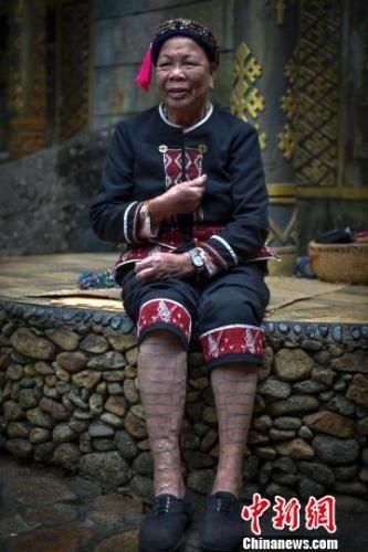 黎族文身老人在景区从事旅游业. 骆云飞摄