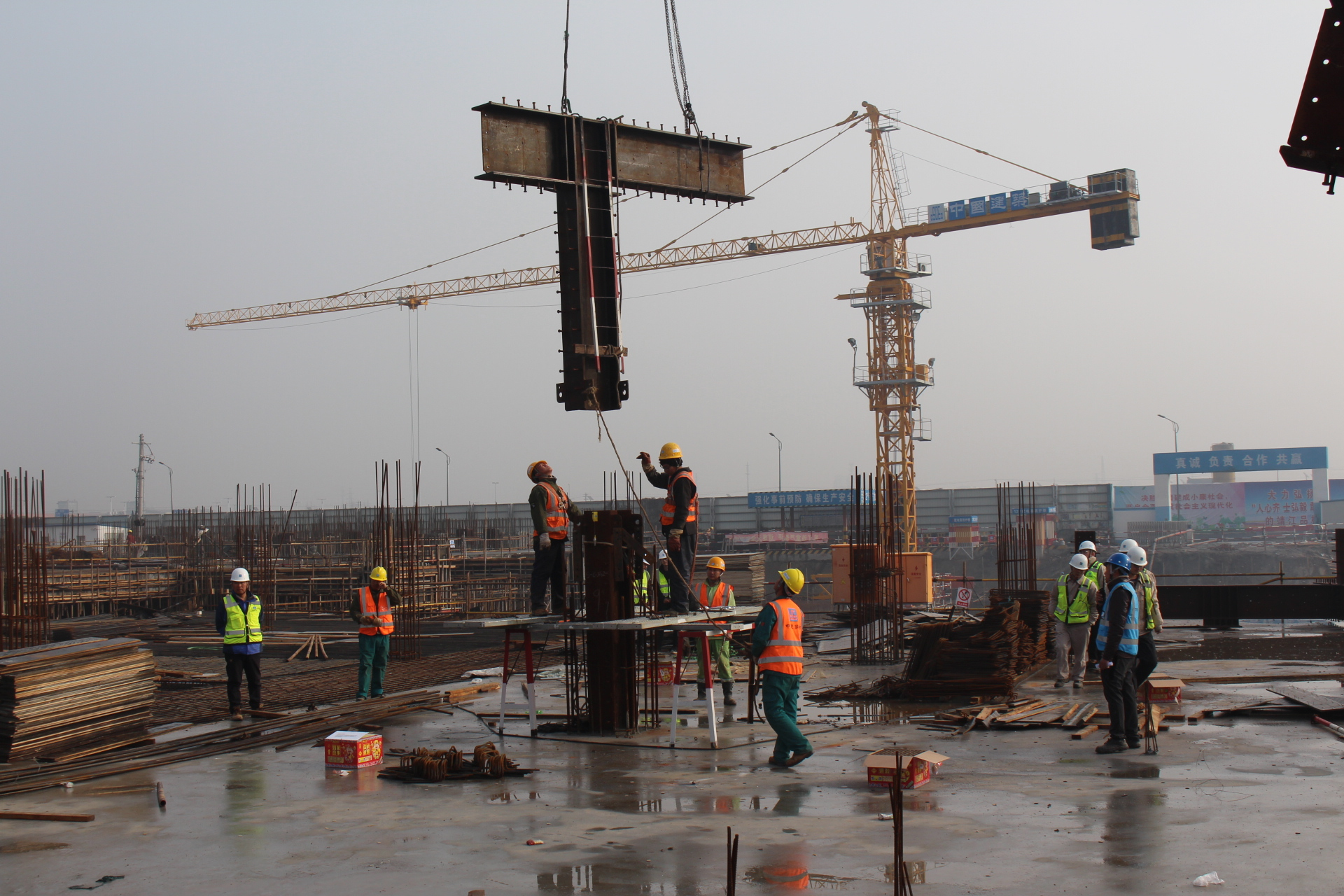 靖江文化中心项目地上钢结构工程顺利开吊