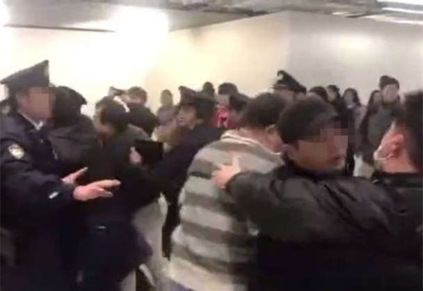 175名中国游客滞留日本机场 与警方发生冲突