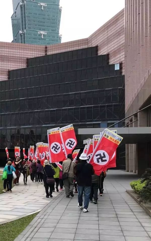 台北101惊现纳粹旗帜！