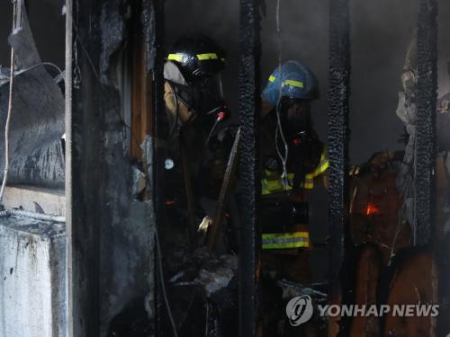 韩国一医院发生火灾多人死伤 消防队员正在灭火