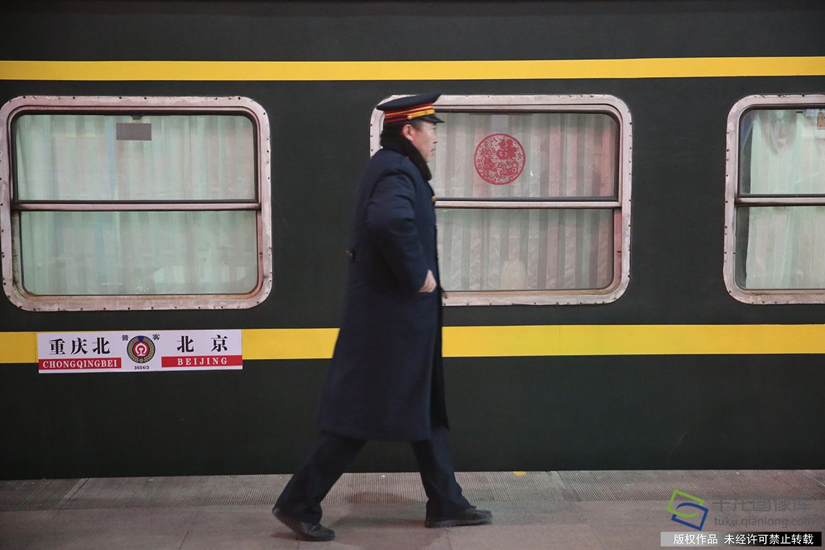 2月1日0:52，2018年春运正式启动，北京首趟增开列车北京--重庆北站的3603次列车开行。图为乘务人员在3603次列车的车窗上贴上的福字窗花（图片来源：tuku.qianlong.com）。千龙网记者李贺摄