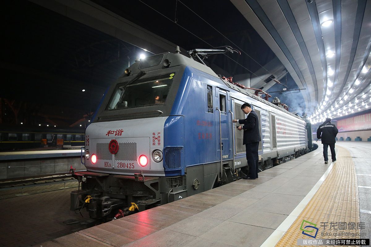 2月1日0:52，2018年春运正式启动，北京首趟增开列车北京--重庆北站的3603次列车开行。图为3603次列车停靠在北京站（图片来源：tuku.qianlong.com）。千龙网记者李贺摄