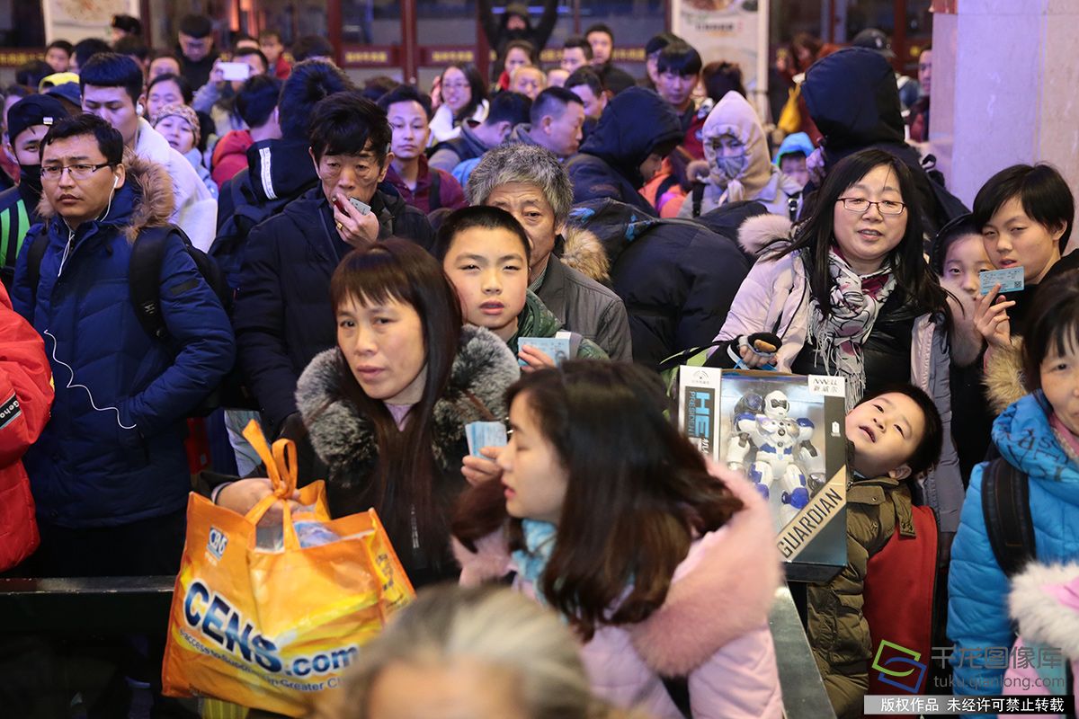 2月1日0:52，2018年春运正式启动，北京首趟增开列车北京--重庆北站的3603次列车开行。图为乘坐3603次列车的旅客在北京站进站乘车（图片来源：tuku.qianlong.com）。千龙网记者李贺摄