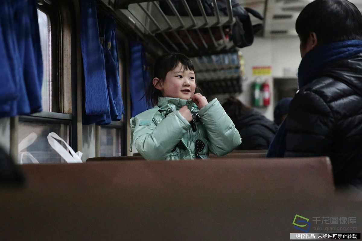 2月1日0:52，2018年春运正式启动，北京首趟增开列车北京--重庆北站的3603次列车开行。图为一名乘在3603次列车的“小候鸟”上车。千龙网记者李贺摄
