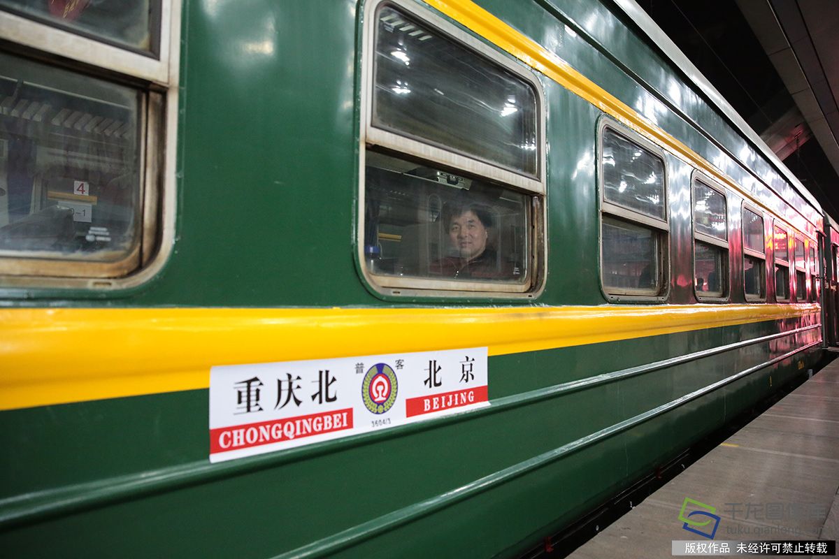2月1日0:52，2018年春运正式启动，北京首趟增开列车北京--重庆北站的3603次列车开行。图为乘在3603次列车上等待发车（图片来源：tuku.qianlong.com）。千龙网记者李贺摄