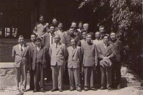 宿白先生（后排右一）与翦伯赞、周一良、邓广铭、张政烺、苏秉琦等在北