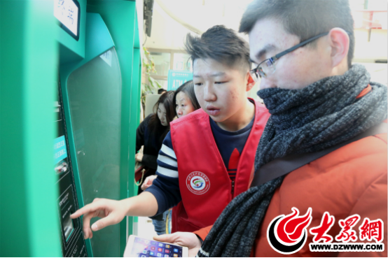 甲现身临沂市人民医院 中学生寒假志愿服务献